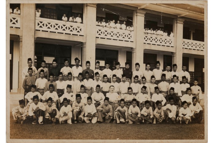 <span><a href="/assets/958be204-b98c-420c-a45c-dde04e4781ae/Victoria Bridge School Malay students dressed for group portrait.jpg">Victoria Bridge School Malay students dressed in their traditional best for a group portrait on the school’s grounds</a> </span>